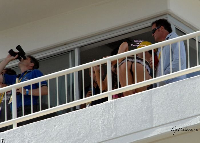 Проститутки с голыми сиськами веселятся на балконе
