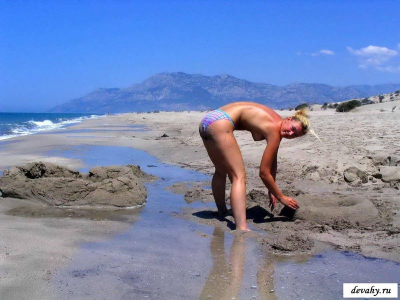 Раздетая на пляже кобыла с влажной пиздушкой    (37 эро фотки)