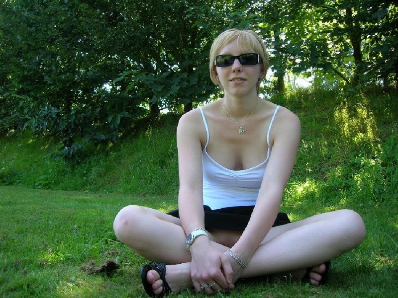 18-летняя модель со свелыми волосами демонстрирует стриженную пизду отдыхая с юнцом в парке